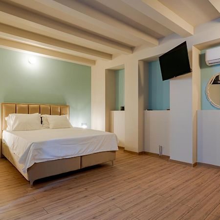 Romana Boutique Boekarest Buitenkant foto