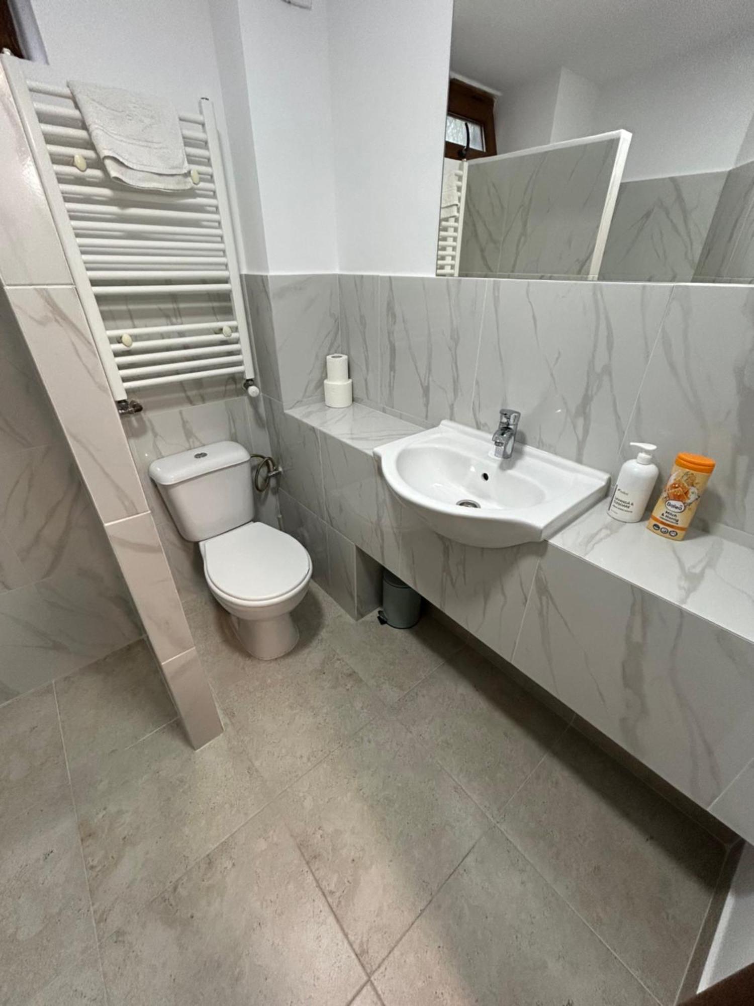 Romana Boutique Boekarest Buitenkant foto