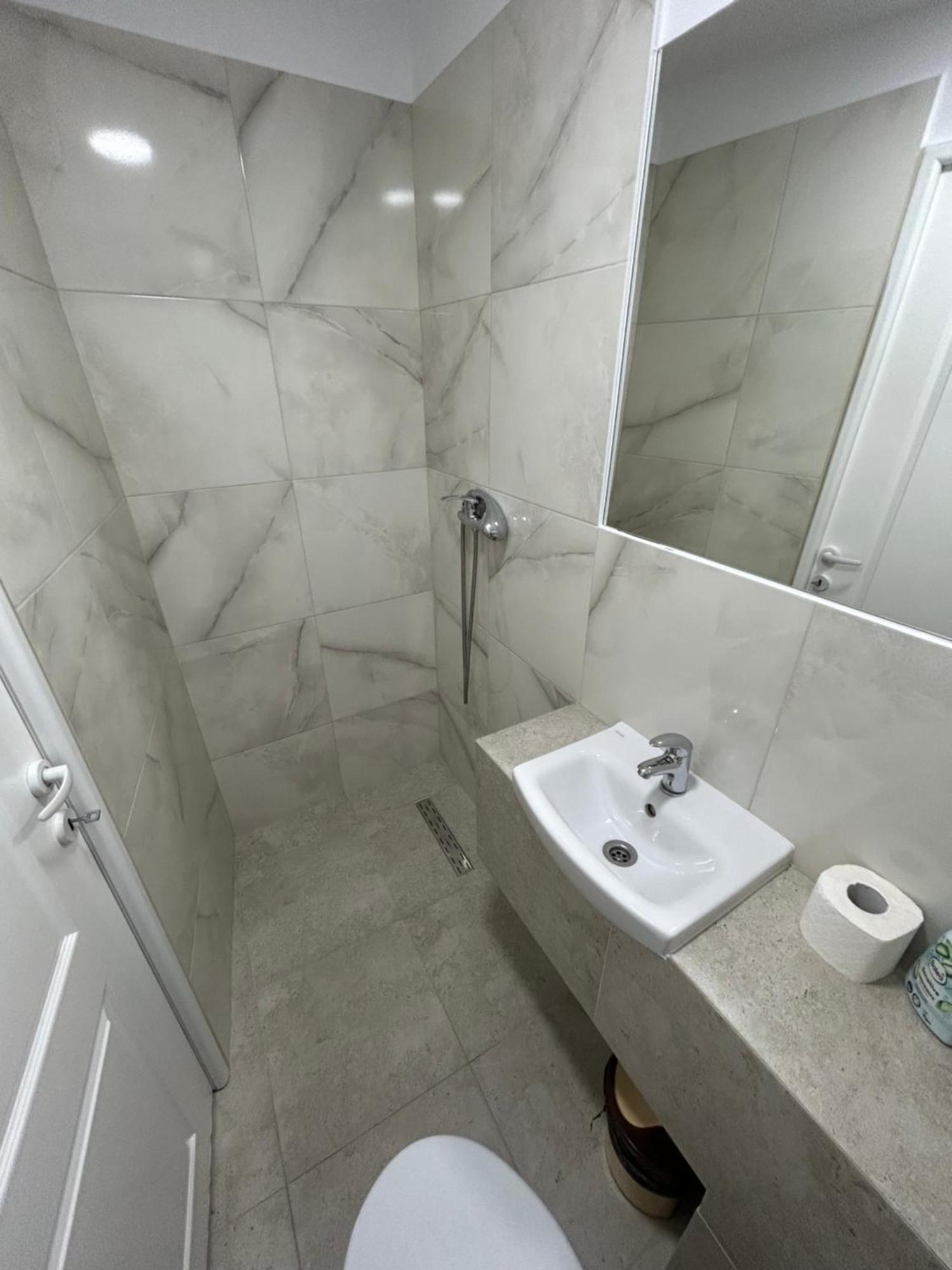 Romana Boutique Boekarest Buitenkant foto