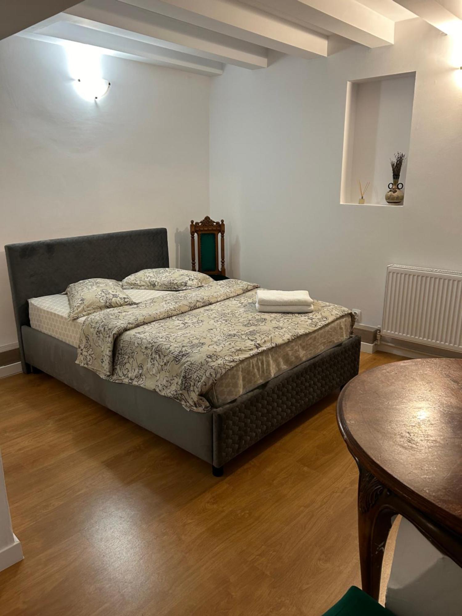 Romana Boutique Boekarest Buitenkant foto