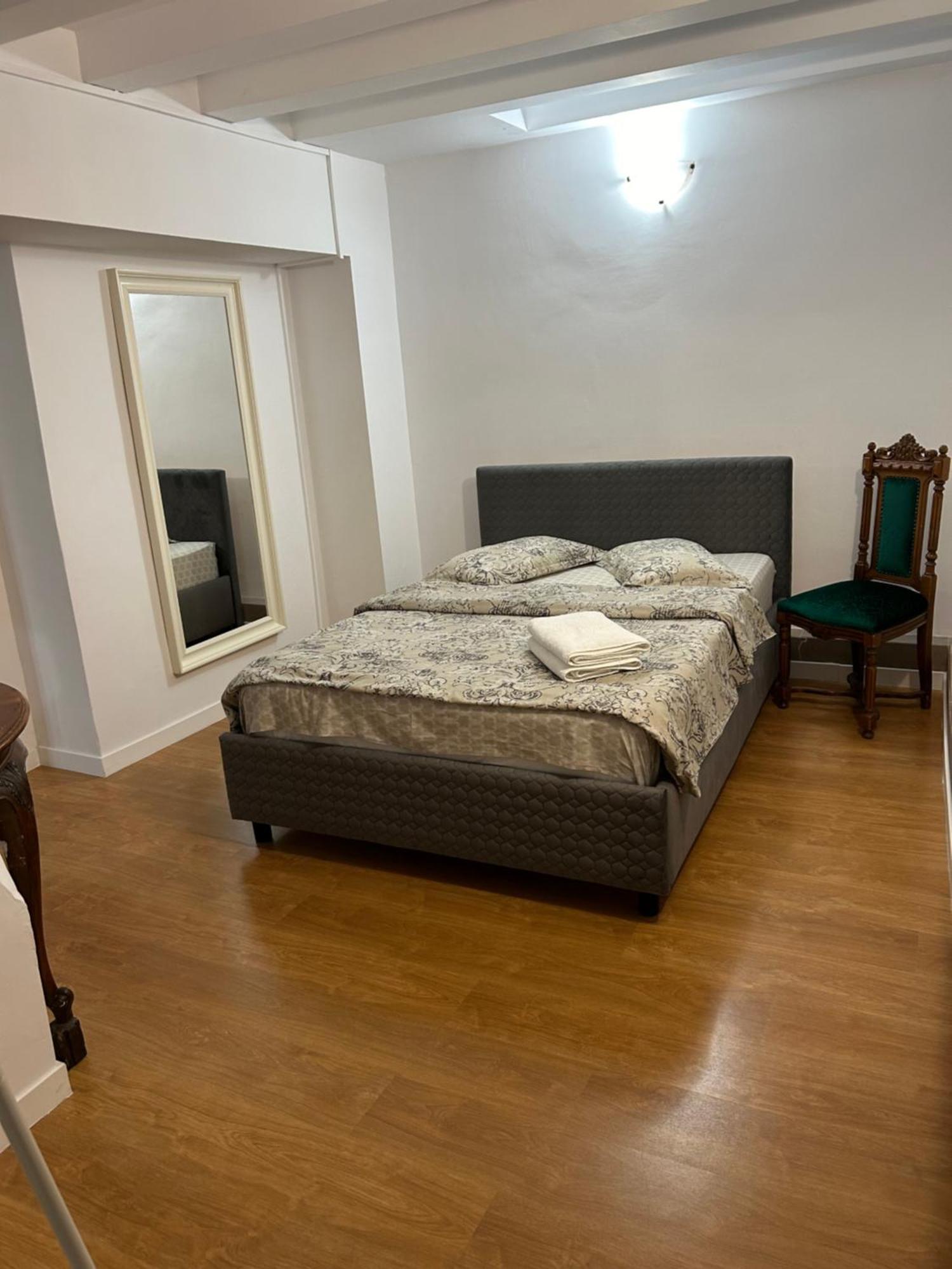 Romana Boutique Boekarest Buitenkant foto