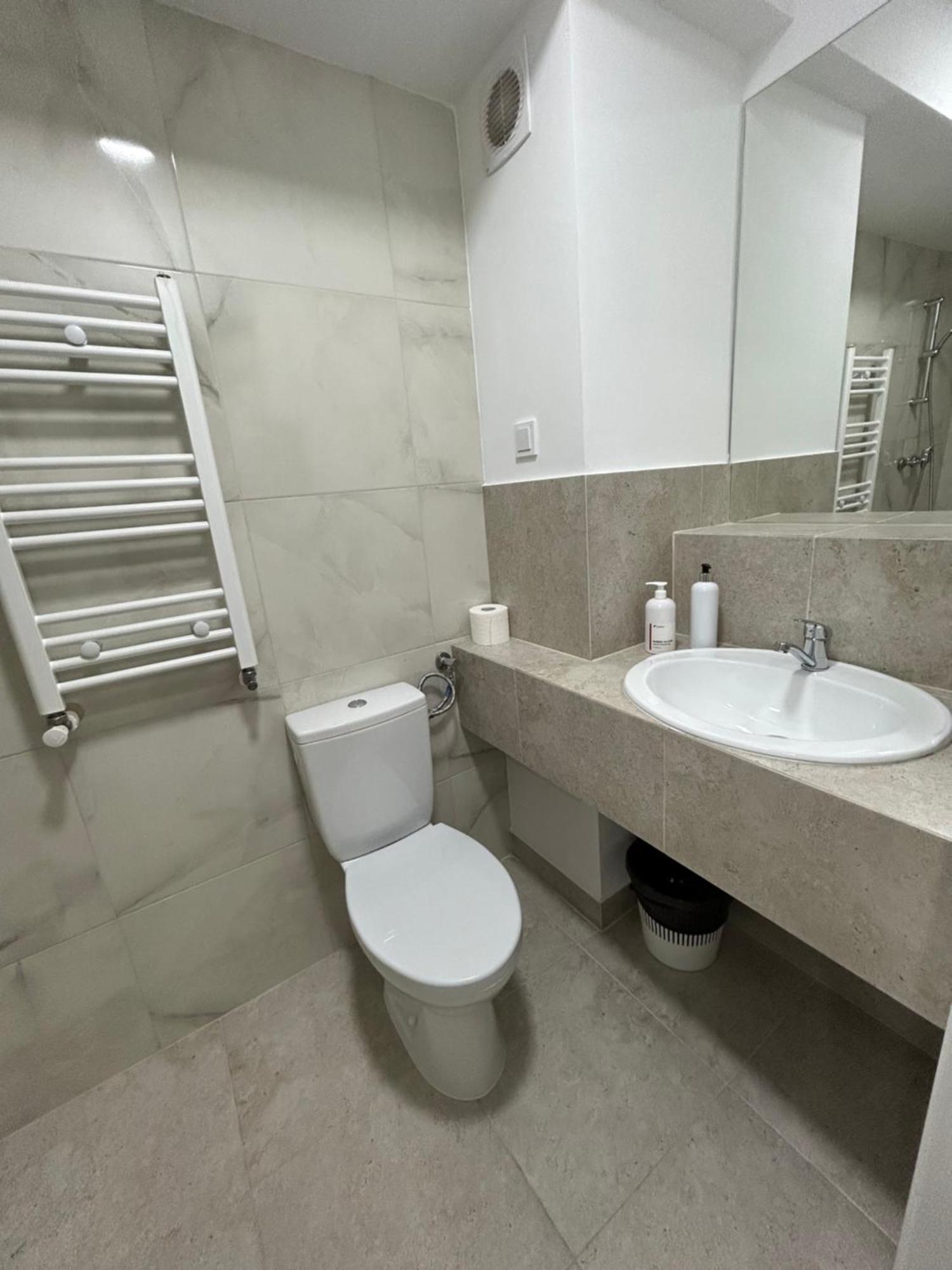 Romana Boutique Boekarest Buitenkant foto