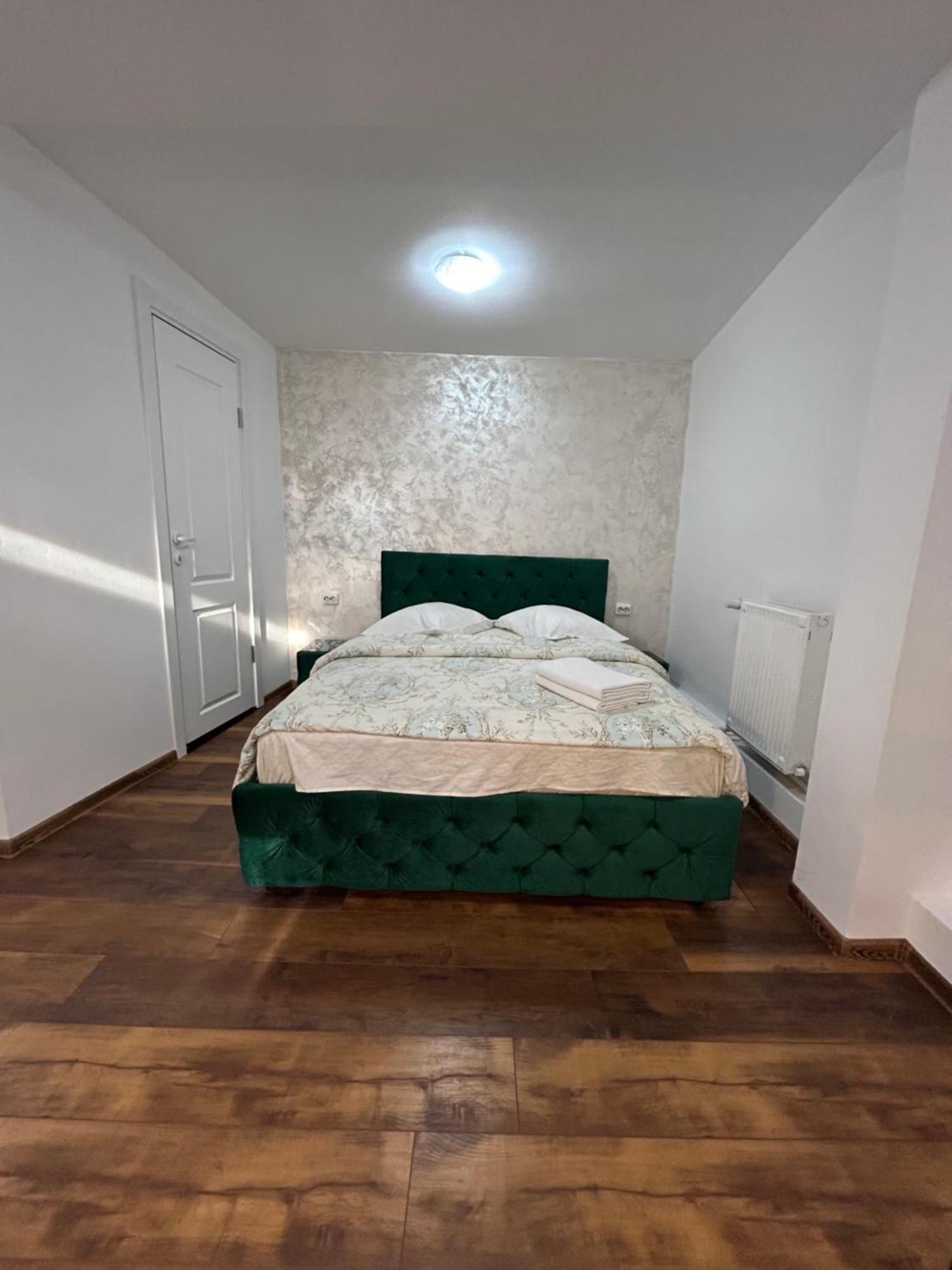 Romana Boutique Boekarest Buitenkant foto