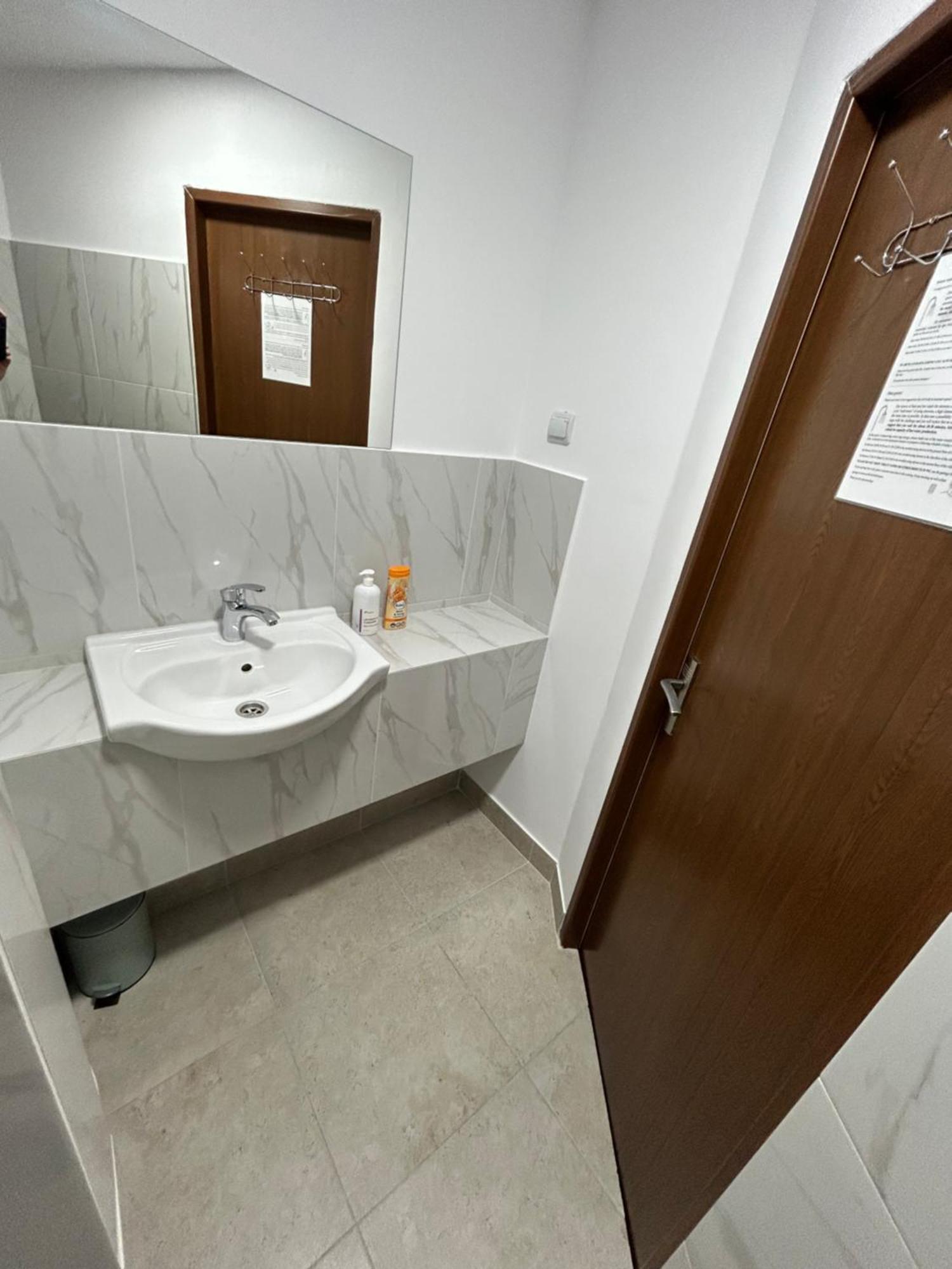 Romana Boutique Boekarest Buitenkant foto