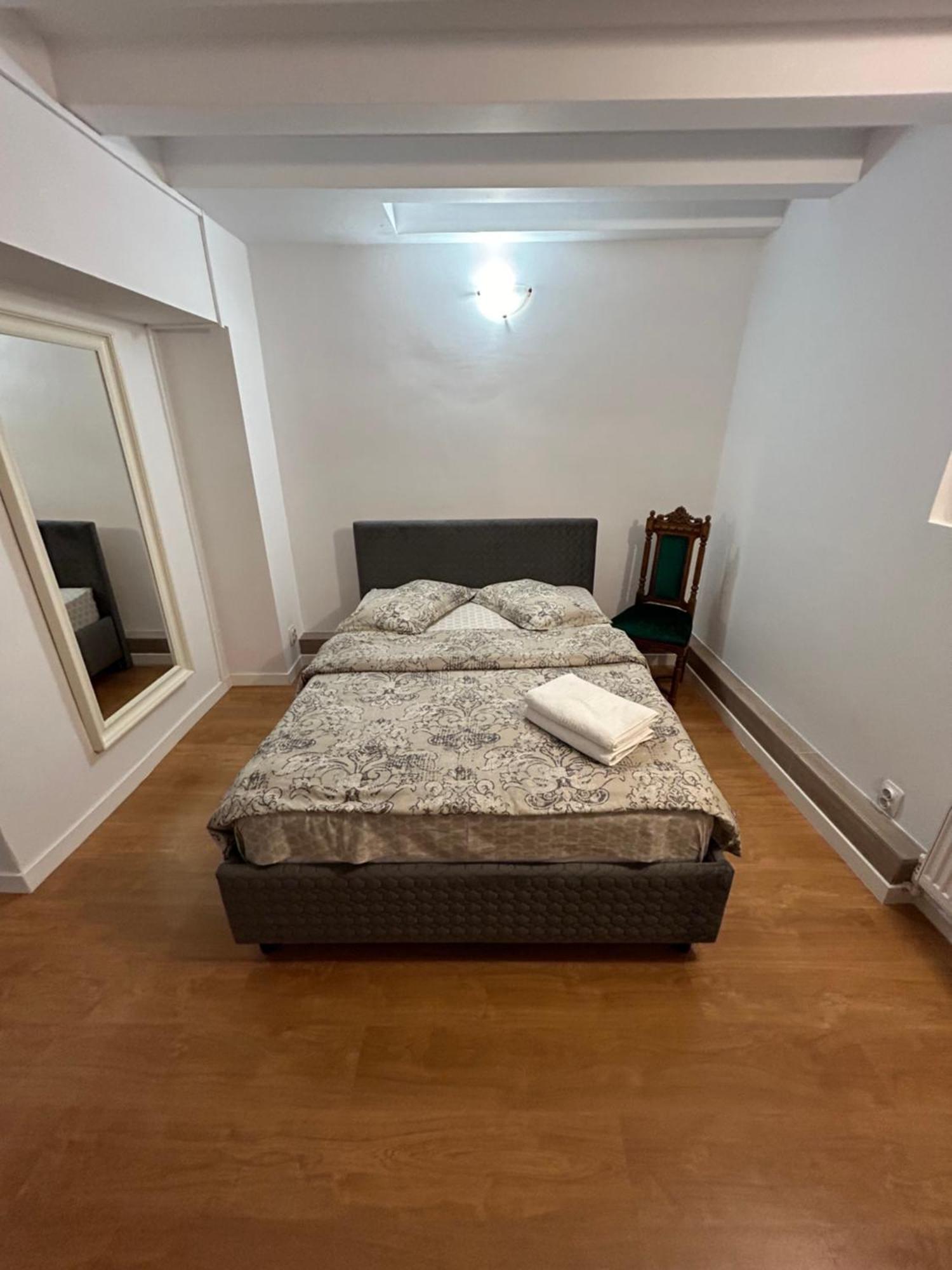 Romana Boutique Boekarest Buitenkant foto