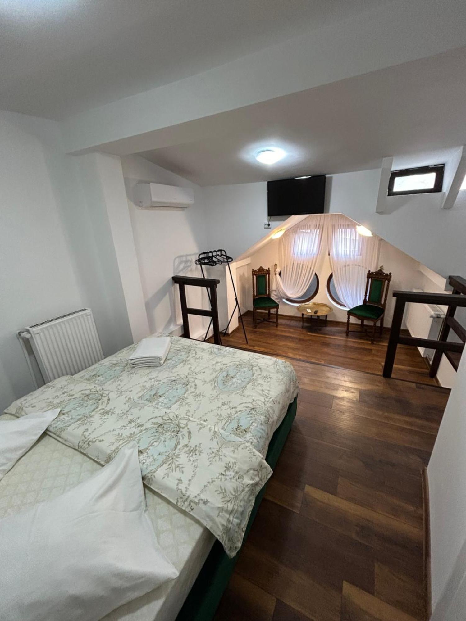 Romana Boutique Boekarest Buitenkant foto