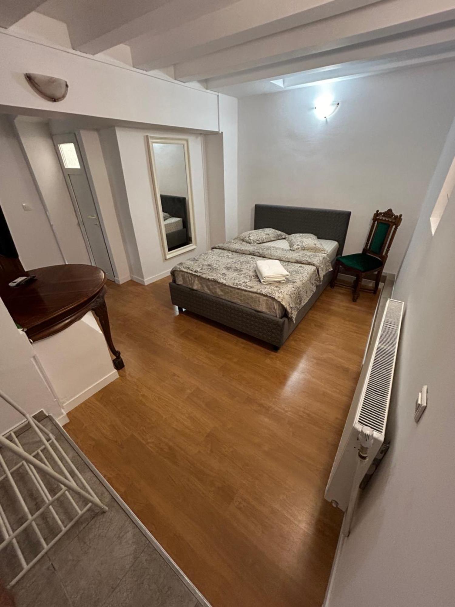 Romana Boutique Boekarest Buitenkant foto