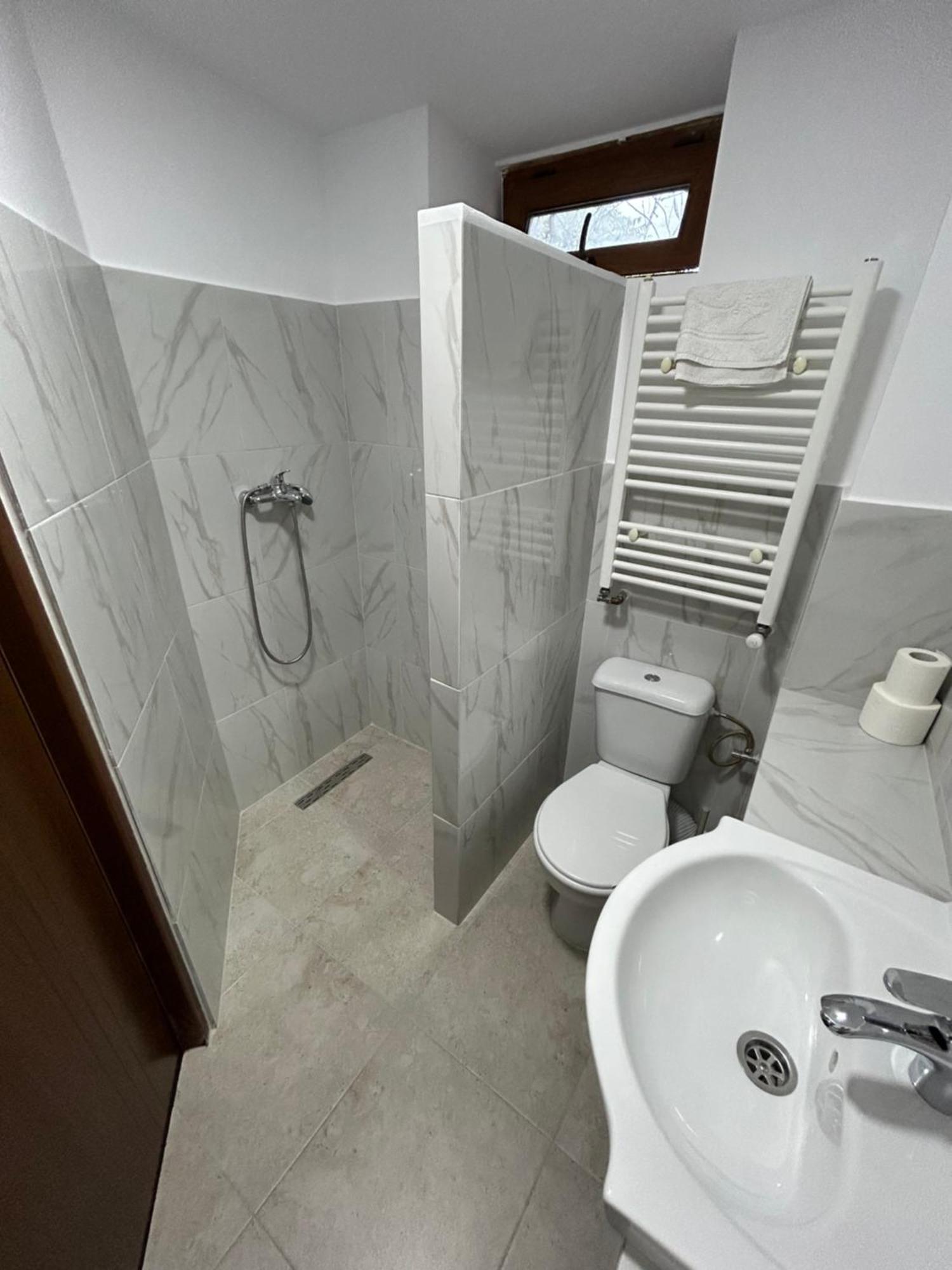 Romana Boutique Boekarest Buitenkant foto