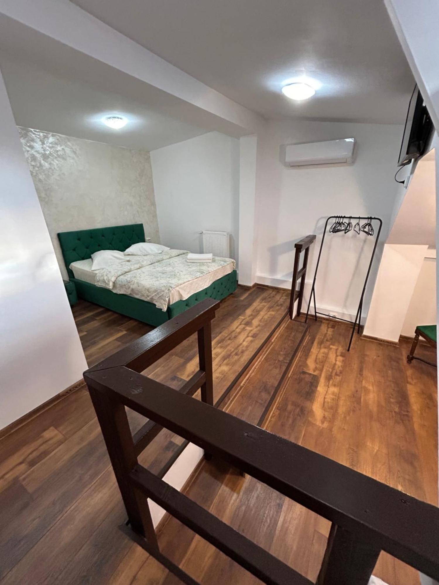 Romana Boutique Boekarest Buitenkant foto