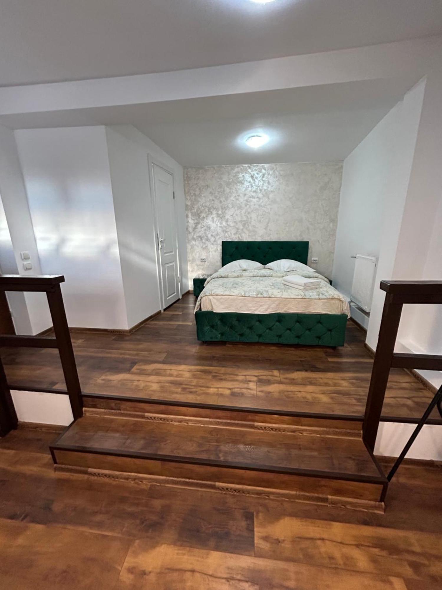 Romana Boutique Boekarest Buitenkant foto