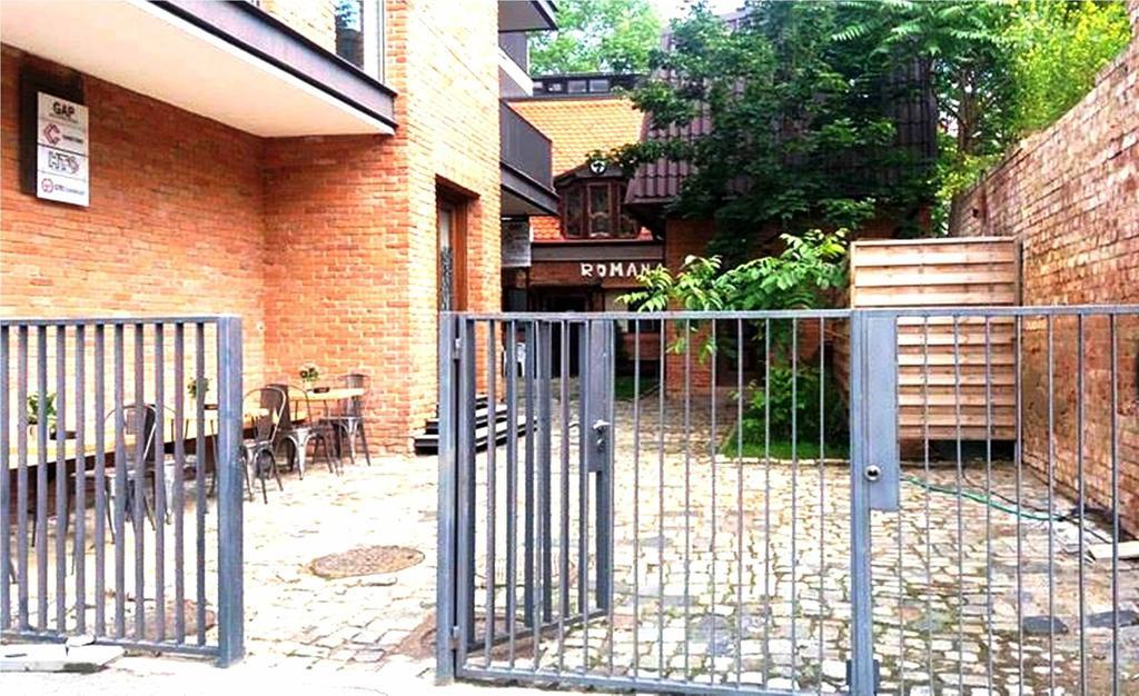 Romana Boutique Boekarest Buitenkant foto